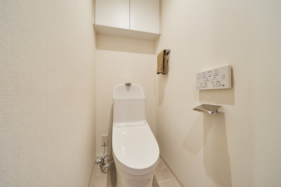 ウォシュレット一体型のトイレは、お掃除の手助けをしてくれる便利機能が搭載されています。