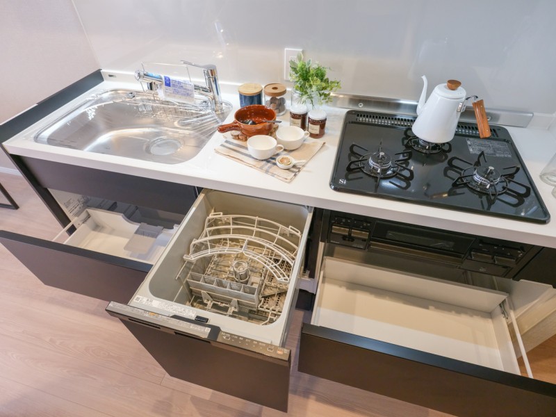 ◆食器洗浄乾燥機◆家事の時間を短縮できる優れもの。さらに節水・節約を同時に行うことができるので、大変人気があり重宝します。