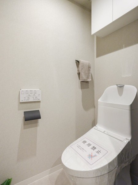 シンプルで安らぎ溢れる空間のレストルーム。優れた節水効果や汚れが付きにくい便座など、ほしかった機能が揃ったウォシュレット一体型トイレです。