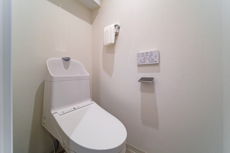 TOTO製洗浄便座付きトイレを設置しました。上部には収納に便利な吊戸棚を備え付けました。