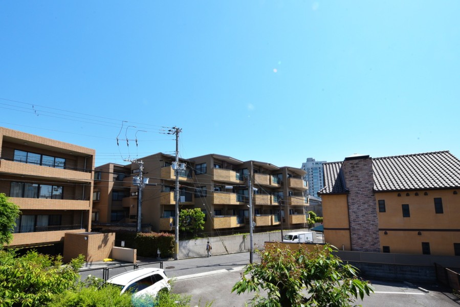 前面を遮る建物もなく、静かな街が広がります。当物件より北側は第一種低層住居専用地域なので、高い建物もなく、大きな空を眺めることができます。