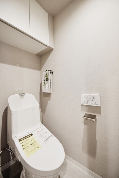 TOTO製ウォシュレット一体型トイレを新規設置致しました。手洗いボウルも深ひろ型ですので、家みんなが使いやすい設備です。吊戸棚も設置しましたのでペーパー類や洗剤類の収納も便利です。