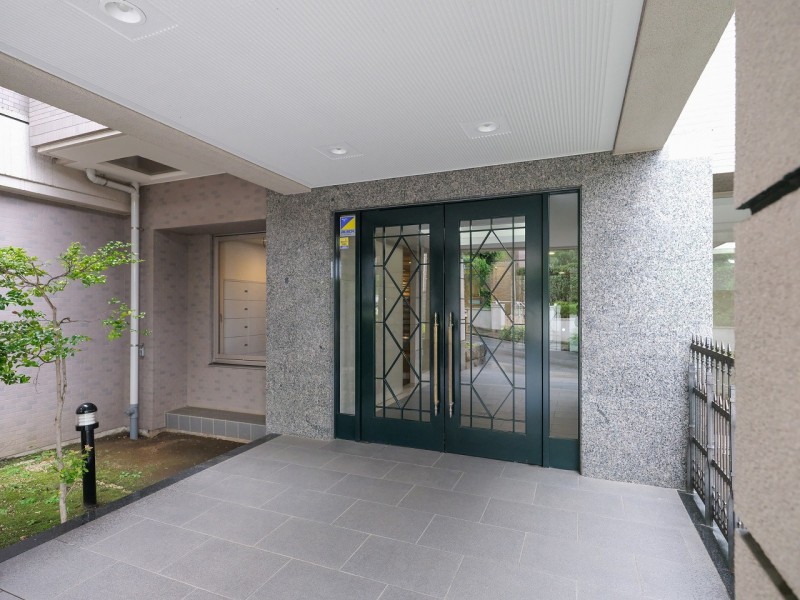 エントランスの外まで管理が行き届いた綺麗なマンションです。
