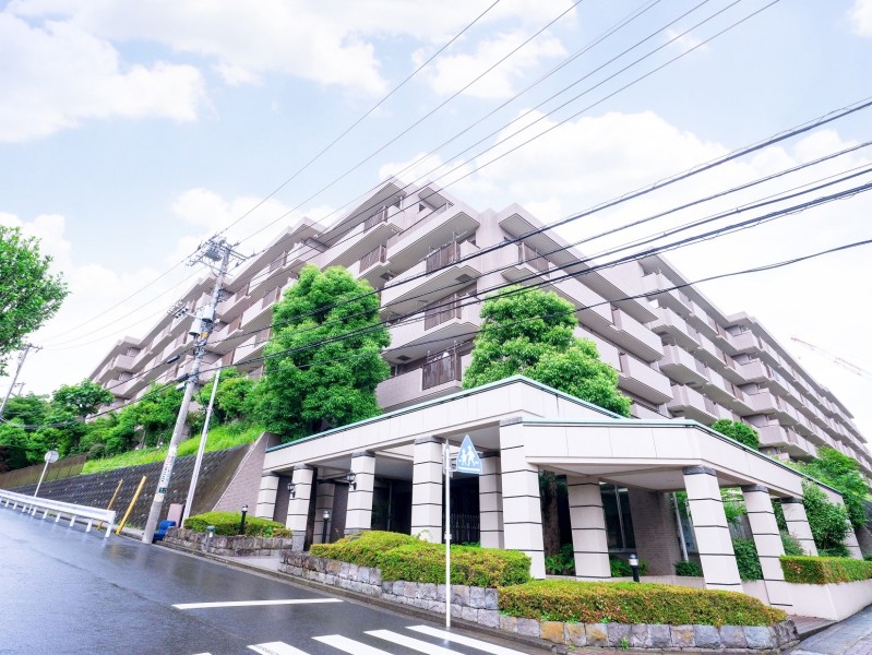 『上永谷』駅徒歩13分。総戸数273戸のビッグコミュニティ。近隣には公園があり緑の多い立地です。