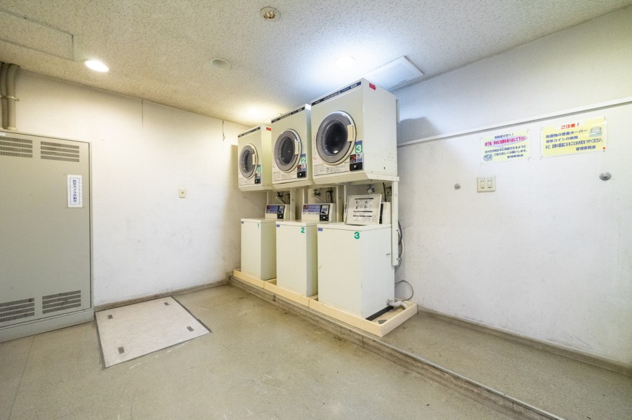 物件１階には入居者様がご利用いただけるランドリーコーナーがございます。