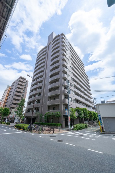 総戸数140戸の大規模コミュニティ！商業施設や飲食店が豊富な池袋が徒歩圏の生活至便な住環境。オートロック・宅配ボックス完備の管理体制良好なマンションです。