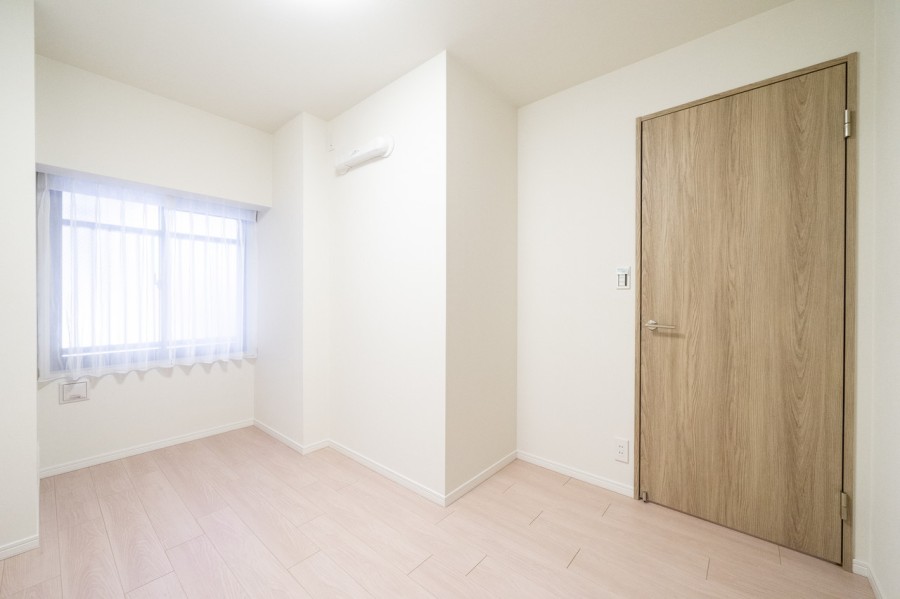 廊下からアクセスするプライベート性の高い洋室1です。クローゼット付きのため居住スペースを広くお使いいただけます。