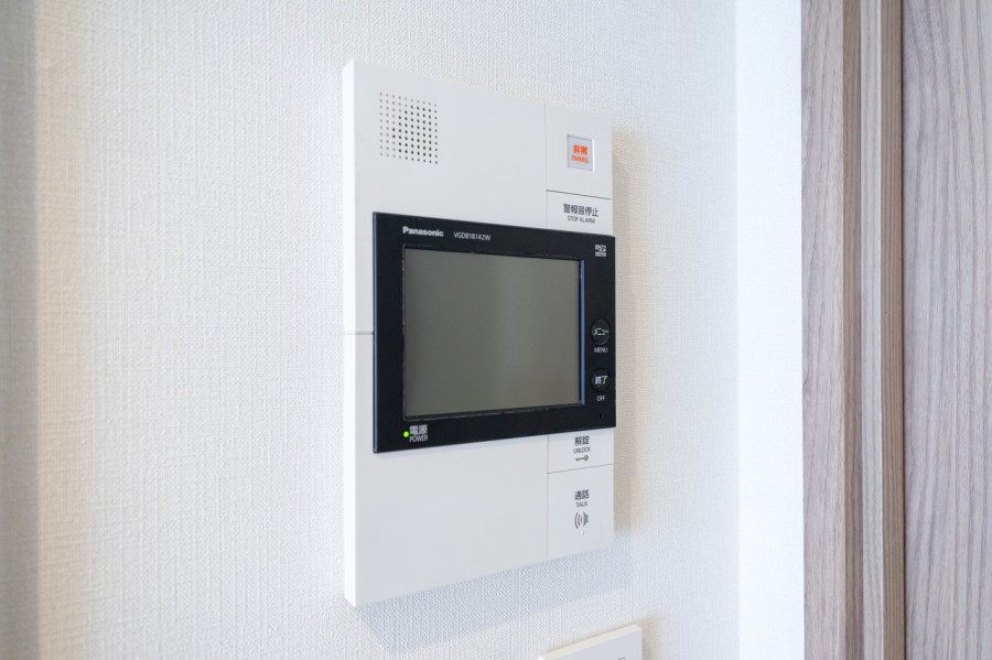 ◆TVモニター付インターホン◆訪ねてきた相手をモニター越しに確認でき、防犯対策に役立ちます。インターホン越しに話をすることが可能です。