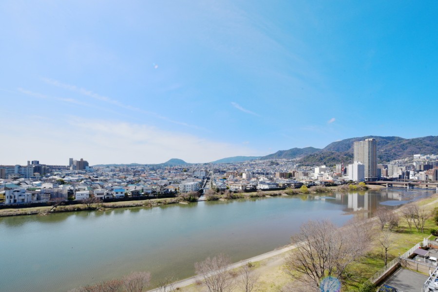 武庫川の清流と、周囲に広がる緑があり、四季折々の自然が楽しめます。目の前の武庫川の流れ、水面にきらきらと反射する太陽の光を楽しむことができます。遠くの山々も美しいです。