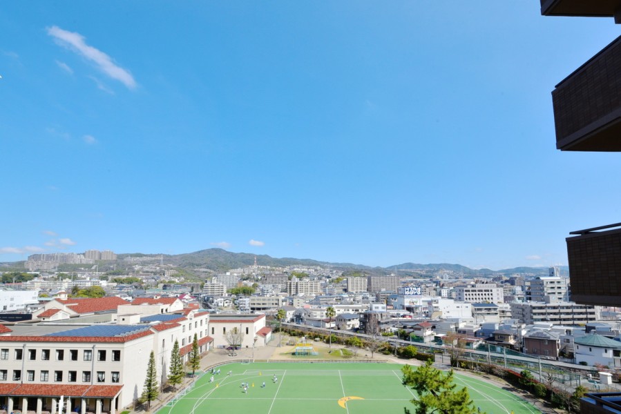 北側バルコニーの前面には関西学院初等部があります。目の前はグランドなので前面を遮る建物もなく、爽快な眺望が広がります。南北両面バルコニー付きです。