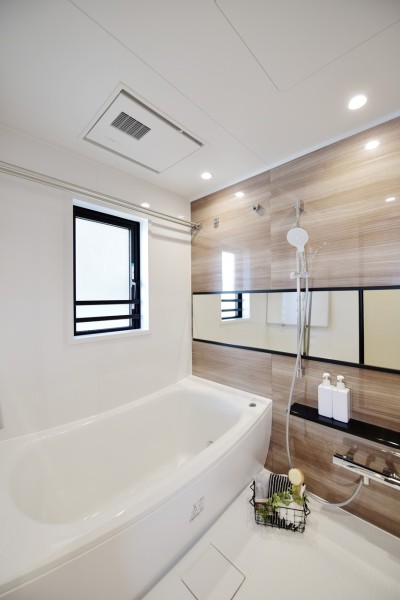 角部屋ですので洋室にも窓があり、しっかりと換気も行えます。浴室暖房乾燥機も完備しておりますので、梅雨時の衣類の乾燥にも便利です。お手入れしやすい素材を採用し、清潔に保てます。