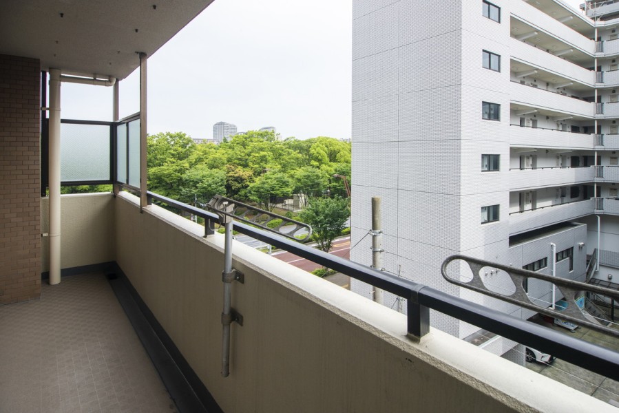 暮らしに大切な光と風を感じることができる南向きのバルコニーです。物干し金物付き、天気の良い日には洗濯物がしっかりと乾きそうです。