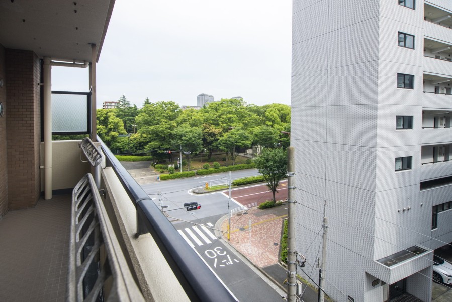 バルコニーからは木場公園の緑を望むことができます。凛とした空気が流れこみ、穏やかな時間が流れます。