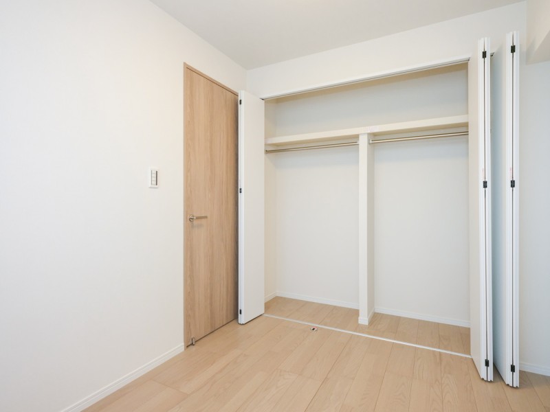 洋室3も明るく心地よい自然光が注がれるお部屋です。居室してもワークスペースとしても活躍しそうな空間です。