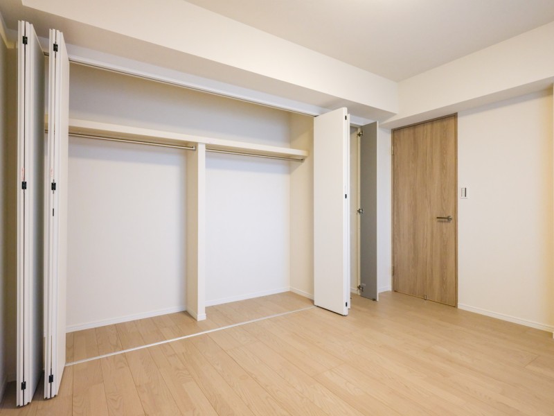 洋室1には間口の広いクローゼットがあります。独立性の高いお部屋で、過ぎ行く時間をのんびりとお過ごしいただけます。