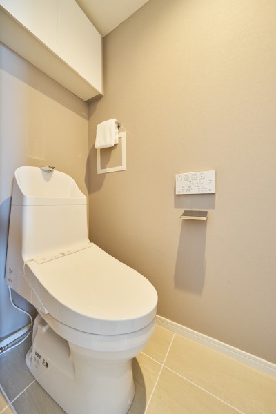 TOTO製ウォシュレット一体型のトイレは、お掃除の手助けをしてくれる便利機能が搭載されています。