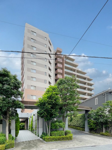 落ち着いた雰囲気の街と良好な利便性の融合が、日常を快適な暮らしへ彩ります。24時間ゴミ出し可能、宅配ボックスやオートロック完備の管理体制良好マンションです。