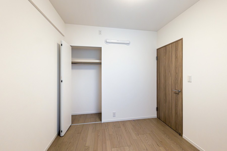 洋室2は凹凸が少なく家具の配置がしやすいお部屋です。東向きなので午前中より柔らかな自然光が注がれます。