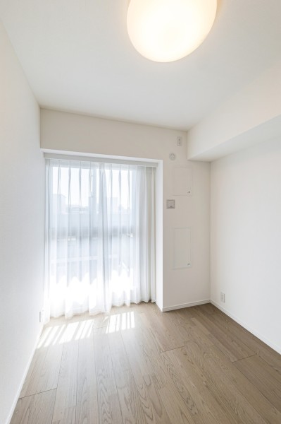 洋室3の写真です。住まう方の趣味や感性で飾っていただけるように、シンプルな内装で仕上げました。