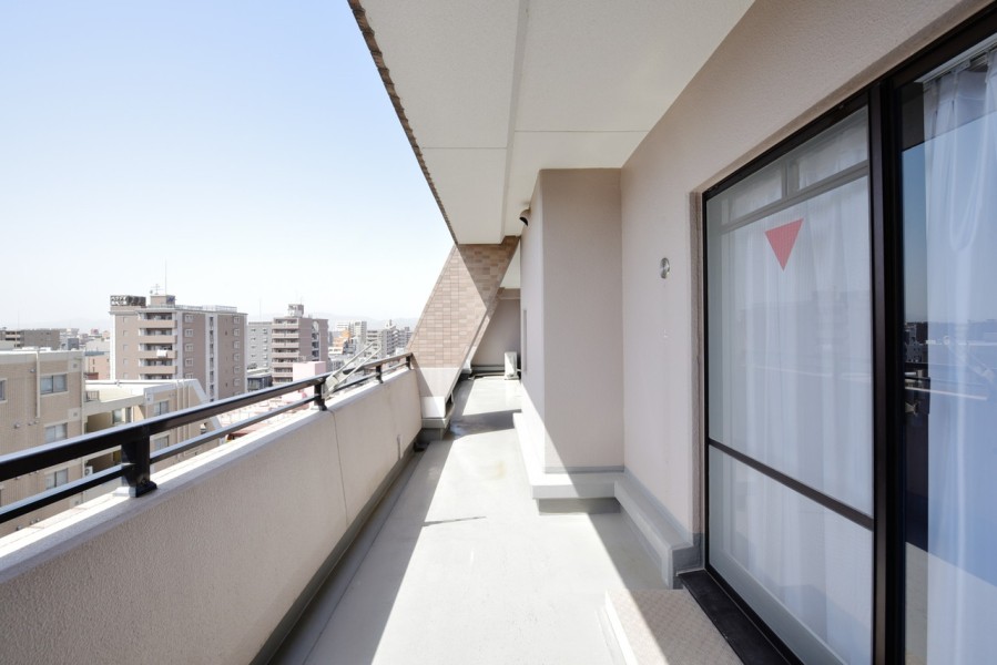 南向きのワイドバルコニーですので、お部屋の中にたっぷりの光と風を運んでくれます。最上階のお部屋ですので、前面を遮る建物もなく、気持ちの良い空間です。空を眺めながらホッと一息つきたくなります。