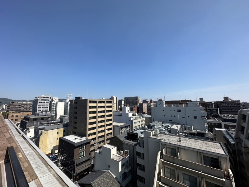 10階部分の南向きのお部屋からは大きな空を感じられる爽快な眺めが広がります。時間と共に変わり行く空を眺めながら、ゆっくりと自分の時間を大切に過ごしたくなるような贅沢な眺めです。