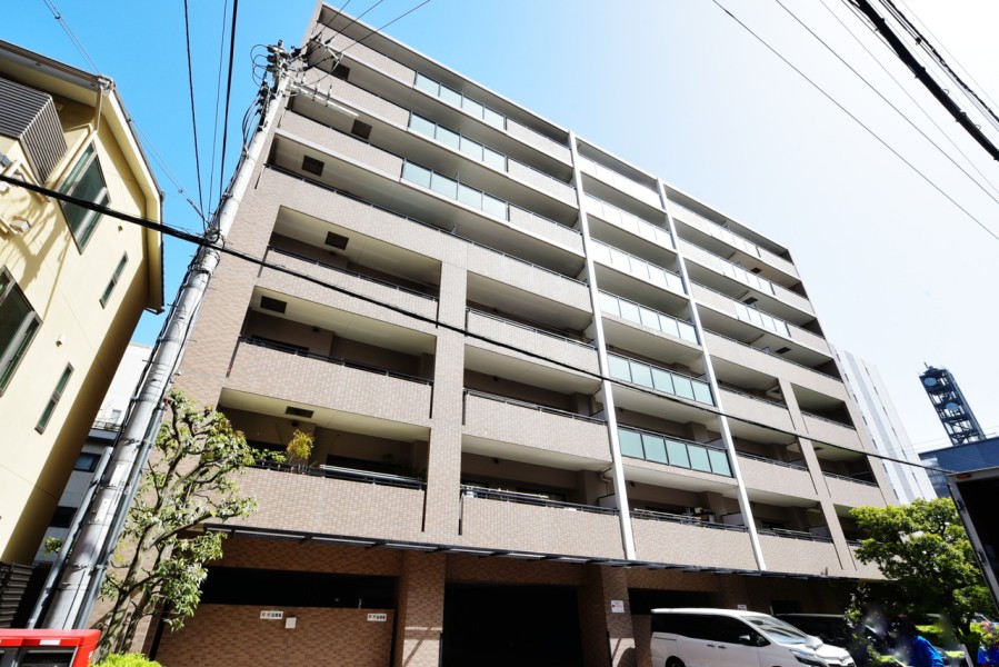 地下鉄烏丸御池駅から徒歩3分、阪急線もご利用頂ける京都の中心の立地です。老舗から最新のグルメや文化、寺社仏閣など京都の街を堪能出来る立地です。近隣には生活施設が充実しており、毎日の生活も便利です。