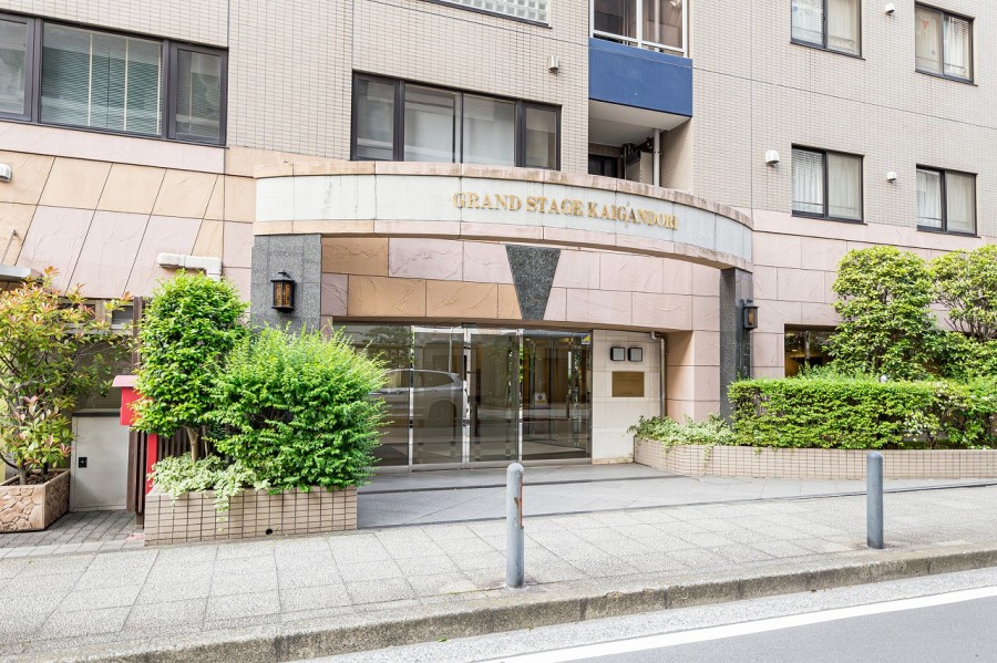 エントランスの外まで管理が行き届いた綺麗なマンションです。