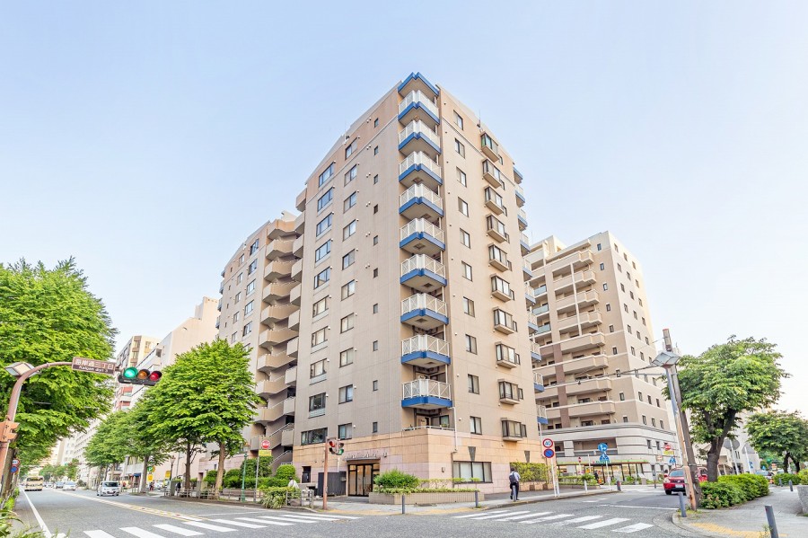 みなとみらい地区に建つ4駅3路線の好立地。赤レンガ倉庫等、観光エリアも徒歩圏内です。