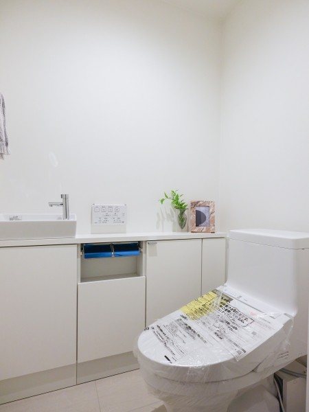 レストルームには洗練されたお部屋にぴったりなスタイリッシュなタンクレストイレが設置されています。手洗い場や収納に便利なカウンターも備え付けです。