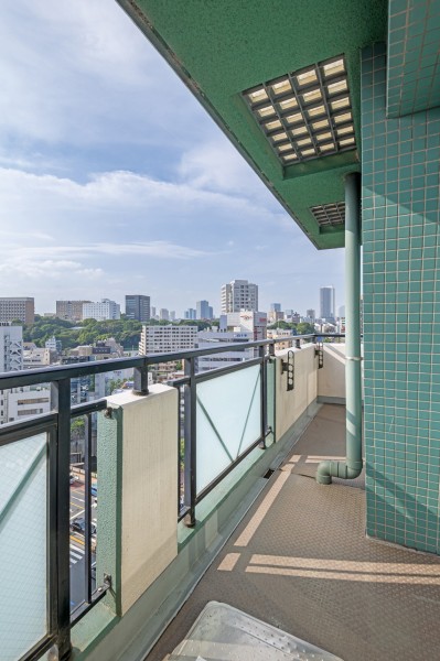 最上階につきよりいっそう開放感が溢れるバルコニーです。暮らしに大切な光と風をうんと感じ、日々をアップデートできそうです。