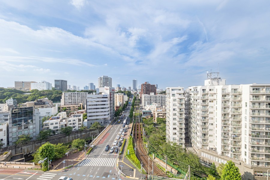 遠くまで青々と広がる大空や季節を語る樹々の様子までも堪能できる眺望を手中におさめる暮らしが叶います。胸のすくパノラマビューに凛とした空気が流れ込みます。