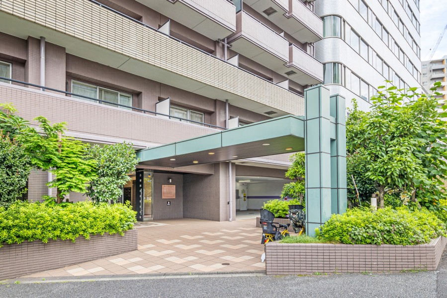 手入れの施された植栽が、安らぎに満ちた居住空間へ誘うエントランスです。人気の『高田馬場』『西早稲田』が生活圏の立地に佇むマンションです。