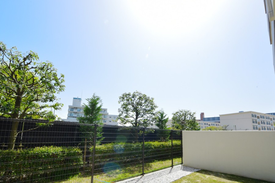 1階ですが、外部からの視線も気にならず、周囲の植栽が美しいです。大きな専用庭には明るい光が入りますので、お子様ものびのびと過ごして頂ける魅力的な空間です。