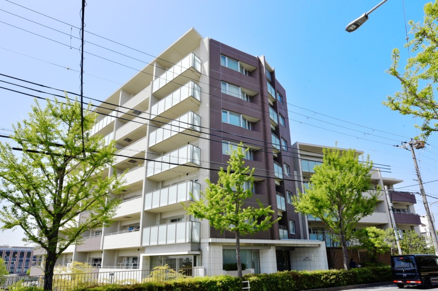 JR線、阪急線へアクセス可能です。JR線ですと大阪まで約10分程度で到着しますので、通勤も便利です。吹田グリーンプレイスまで徒歩約2分ですので、毎日のお買い物も非常に便利です。