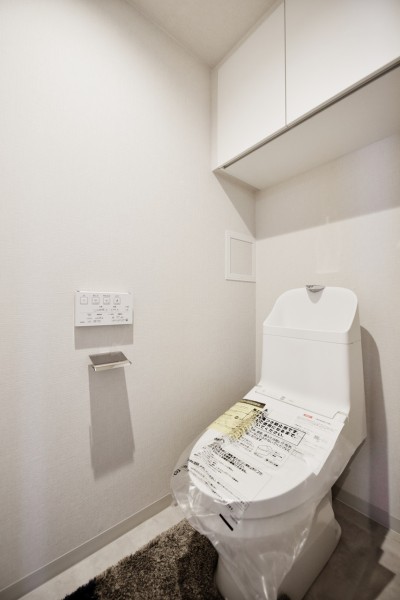 TOTO製ウォシュレット一体型のトイレ新規設置致しました。吊戸棚も設置致しましたので、小物類の収納にも便利です。深型ボウルでお子様でも手洗いしやすく、使いやすい設備です。