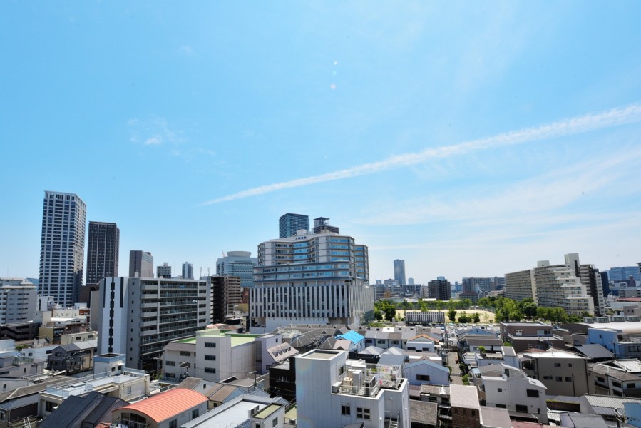 9階部分で前面を遮る建物もなく、陽当たり・通風良好です。晴れた日には青い大きな空を眺めながら、ほっと一息つきたくなるような空間です。毎日の暮らしに少し余裕が生まれます。