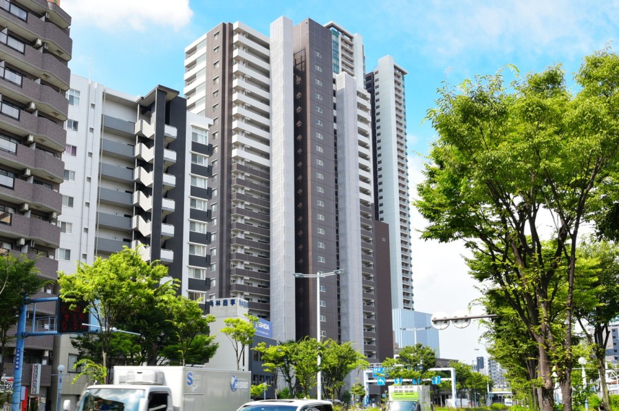 JR新福島駅徒歩3分、環状線福島駅徒歩8分、そのほか阪神線と地下鉄千日前線も利用可能な交通至便な立地です。お出かけ好きの方も、お仕事で電車をお使いになる方も快適な日常生活を送ることができます。