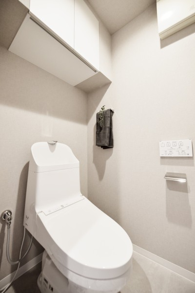 TOTO製ウォシュレット一体型のトイレ新規交換済みです。吊戸棚も設置しましたので、洗剤類などもすっきり収納出来ます。お掃除しやすい機能や素材でいつもきれいに保てます。