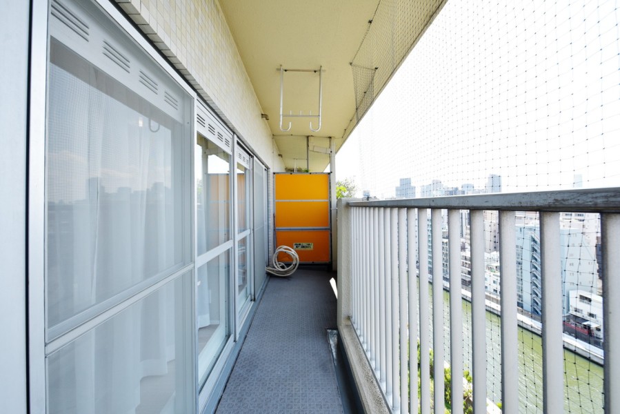 14階部分、最上階の南向きのお部屋なので、前面を遮るものもなく開放感に溢れています。しっかりと光が入るので、お洗濯物も良く乾きそうです。