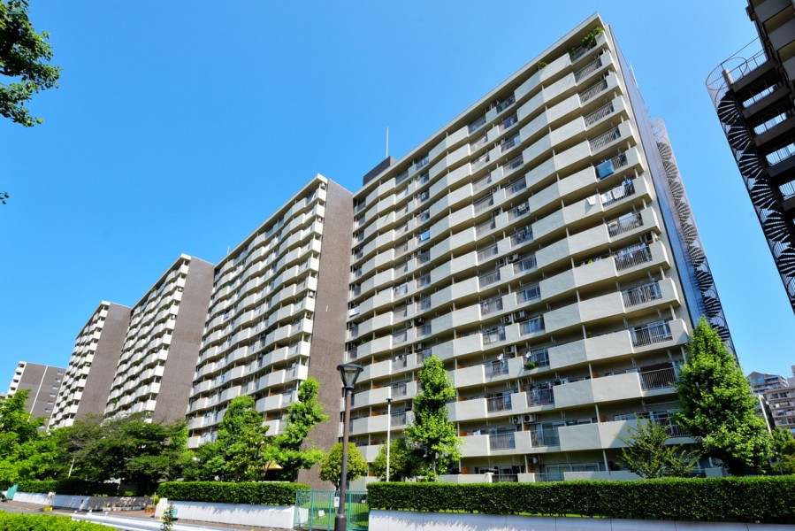 阪神桜川駅徒歩5分の立地です。総戸数569戸の大規模コミュニティで、ペット飼育可能です。近隣には商業施設も充実しており、お買い物も便利です。日吉小学校まで徒歩3分です。