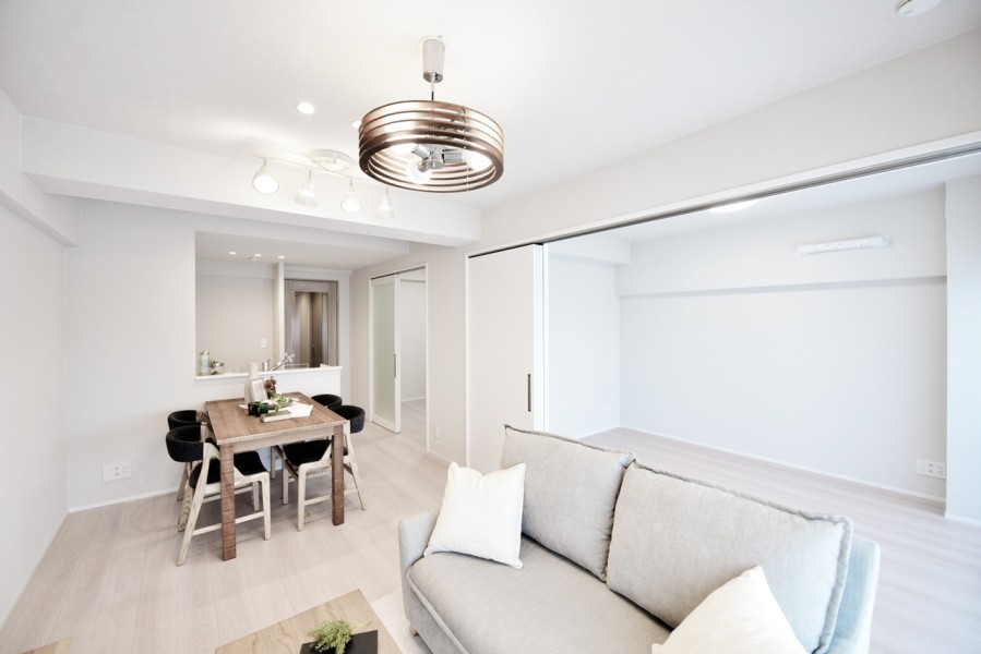 最上階南向きのお部屋なので、とても明るいお部屋です。隣の洋室と繋げても使用できる機能的な間取りです。どんな家具とも馴染みが良い内装に仕上げましたのでお好みのインテリアが映えます