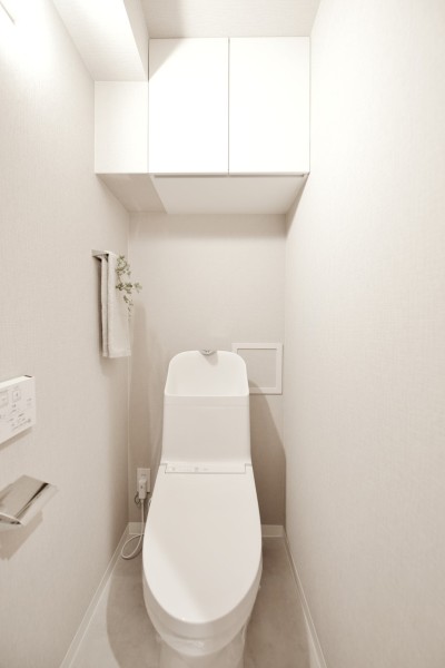 TOTO製ウォシュレット一体型のトイレ新規交換済みです。吊り戸棚も設置しましたので、洗剤類などもしっかりと収納でき、すっきりとした空間を保てます。深型ボウルで手洗いもしやすくなっています。