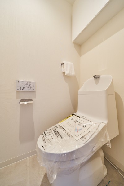 TOTO製ウォシュレット一体型のトイレも新規交換済みです。吊戸棚も設置しましたので、収納も便利です。