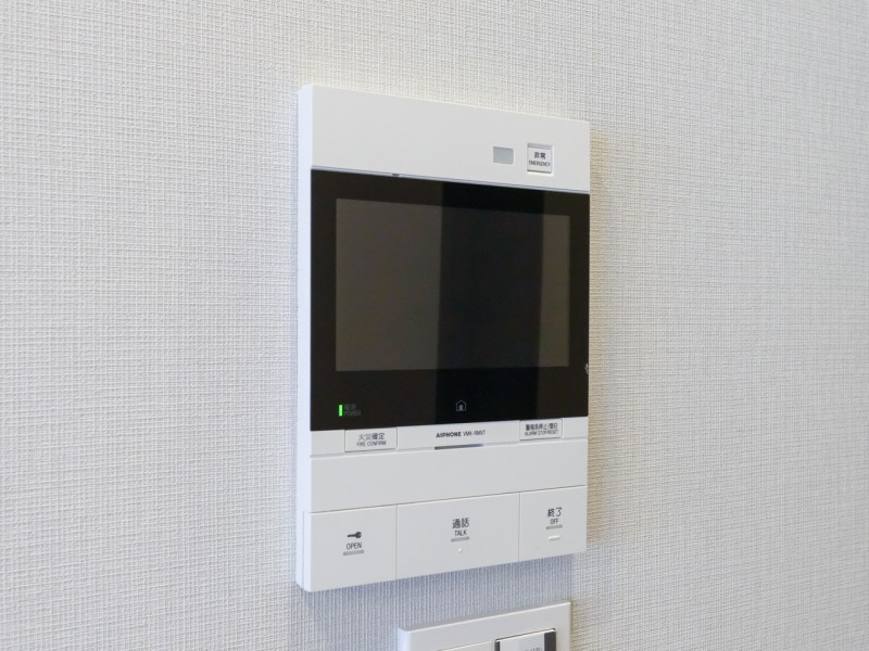 ◆TVモニター付インターホン◆訪ねてきた相手をモニター越しに確認でき、防犯対策に役立ちます。インターホン越しに話をすることが可能です。