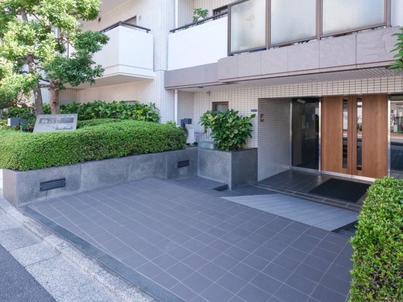 日常に四季の情感を映し出す植栽計画が安らぎの居住空間へ誘います。エントランスは改修済みで、お手入れが行き届いています。