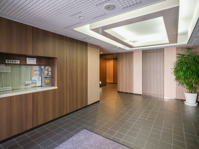 スタイリッシュで機能的なエントランスホールです。都市の喧騒を遠ざけ、緊張を脱がせ、気持ちを仕立て直すコモンスペースです。
