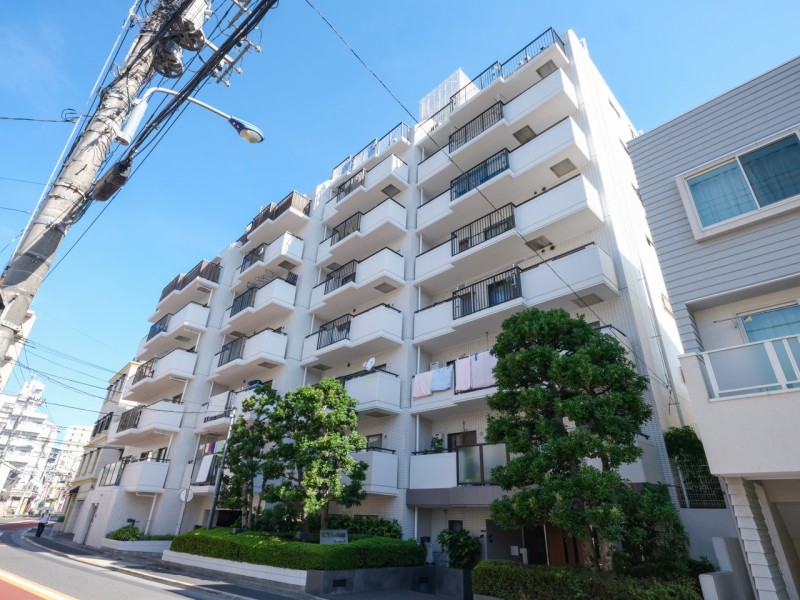 ２駅３路線利用できるアクセス便利な立地に佇む白タイルの瀟洒な外観が特徴のマンションです。定期的に修繕工事を行っており管理体制良好です◎