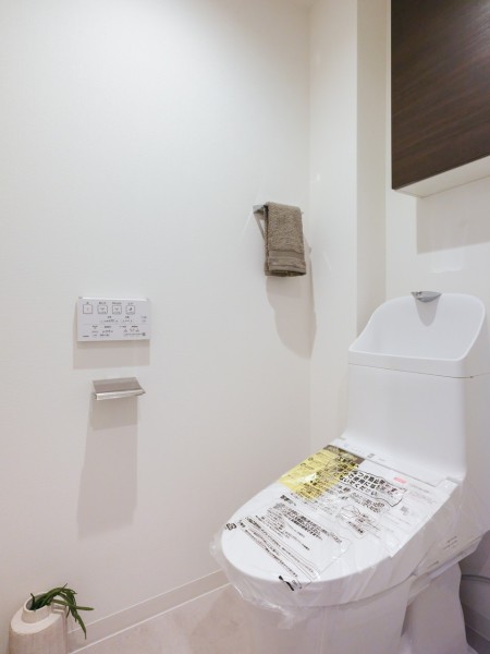 シンプルで安らぎ溢れる空間のレストルーム。優れた節水効果や汚れが付きにくい便座など、ほしかった機能が揃ったウォシュレット一体型トイレです。