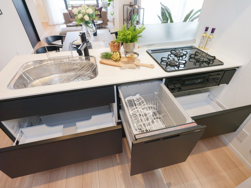 ◆食器洗浄乾燥機◆家事の時間を短縮できる優れもの。さらに節水・節約を同時に行うことができるので、大変人気があり重宝します。
