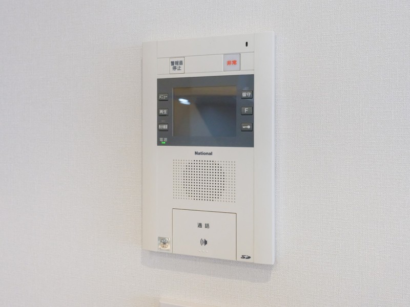 ◆TVモニター付インターホン◆訪ねてきた相手をモニター越しに確認でき、防犯対策に役立ちます。インターホン越しに話をすることが可能です。